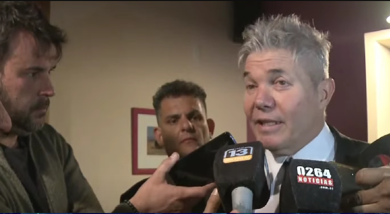 Mauricio Dávila con Fernando Burlando. Foto: Captura de pantalla Canal 13 San Juan