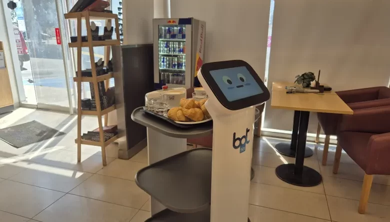 Robots llegan a estaciones de servicio de San Juan para renovar experiencia al cliente